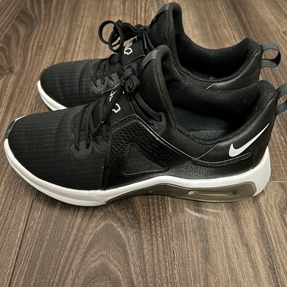 Nike Women's Black and White Air Max Bella TR 5 Sneakers - Picture 3 of 5